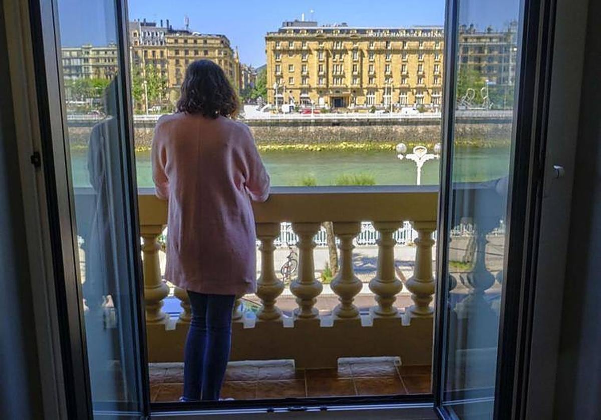 Visita a un piso en venta en el centro de Donostia, una de las zonas más caras.