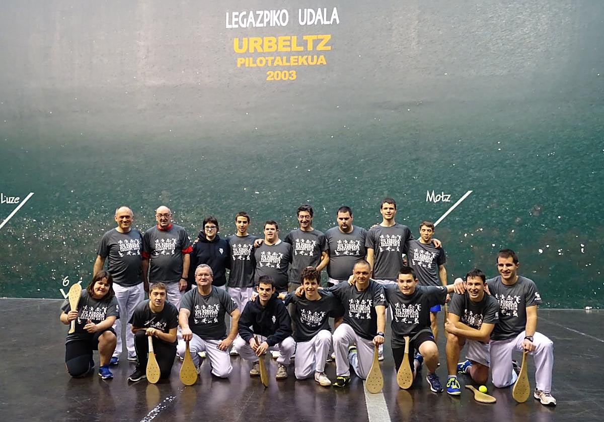 Fantástico ambiente entre los participantes de pala y Legazpiko Gazteak en una de las ediciones anteriores.