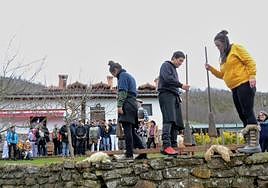 Ritmos con la kirikoketa en el exterior de la sidrería.