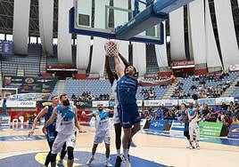 Oroz pelea un rebote con Bercy este domingo en Illunbe.