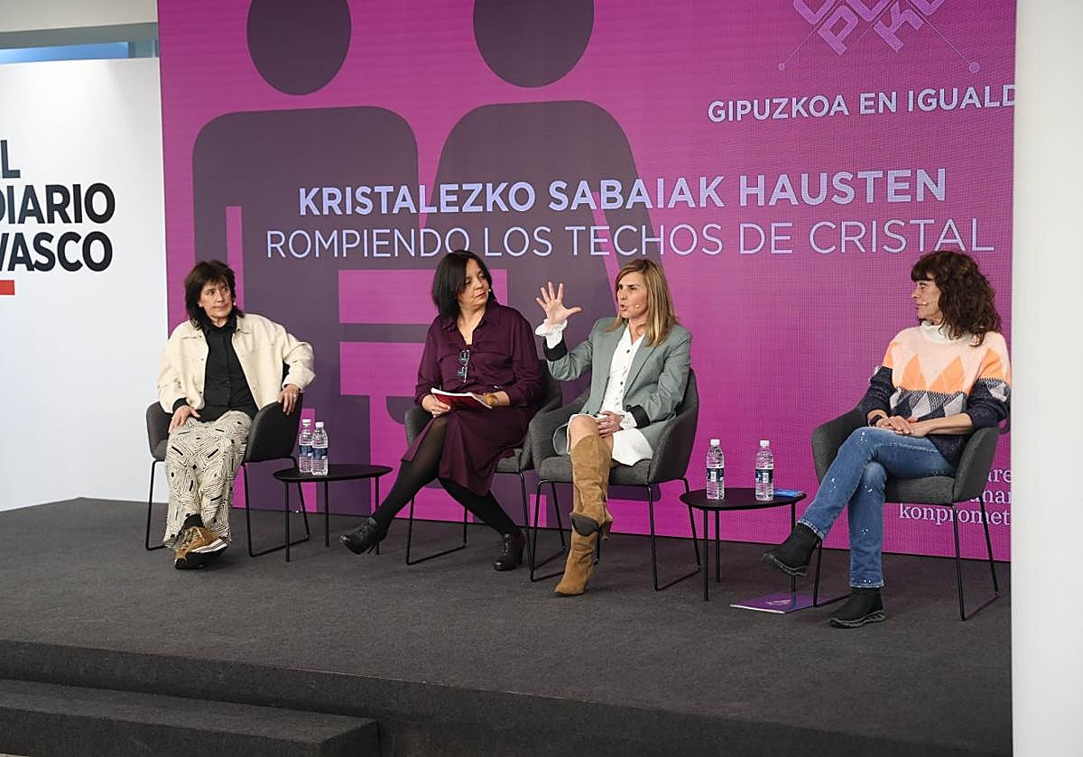 Debate. Azu Muguruza, Verónica Melo (moderadora), Mercedes Bautista y Victoria Landa, en el Foro Gipuzkoa en Igualdad en DV Gunea.