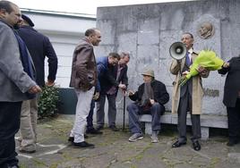 Homenaje tributado a Zuloaga en Zumaia por las comunidades gitanas vascas en 2018. Sentado, el nieto del pintor, Ramón Suárez Zuloaga, ya fallecido.