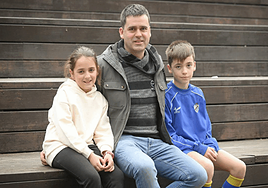 Iker, junto a sus hijos Sara y Joanes, de quienes se puede hacer cargo cada tarde gracias a la jornada reducida que se ha cogido para cuidar de ellos.
