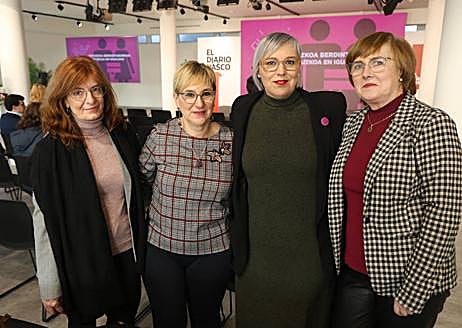 Imagen secundaria 1 - Jakes Agirrezabal, Eider Mendoza, Bakartxo Tejeria, Iñigo Barrenechea, Eneko Goia y David Taberna. Belén Larrión, Aitziber San Román, Nerea Isasi y Esther Larrañaga, antes de comenzar el foro de igualdad, organizado en DV Gunea. Las socialistas Cristina Lagé, Marisol Garmendia y Ane Oyarbide posan con el lema 'Gipuzkoa berdintasunean' (Gipuzkoa en igualdad).