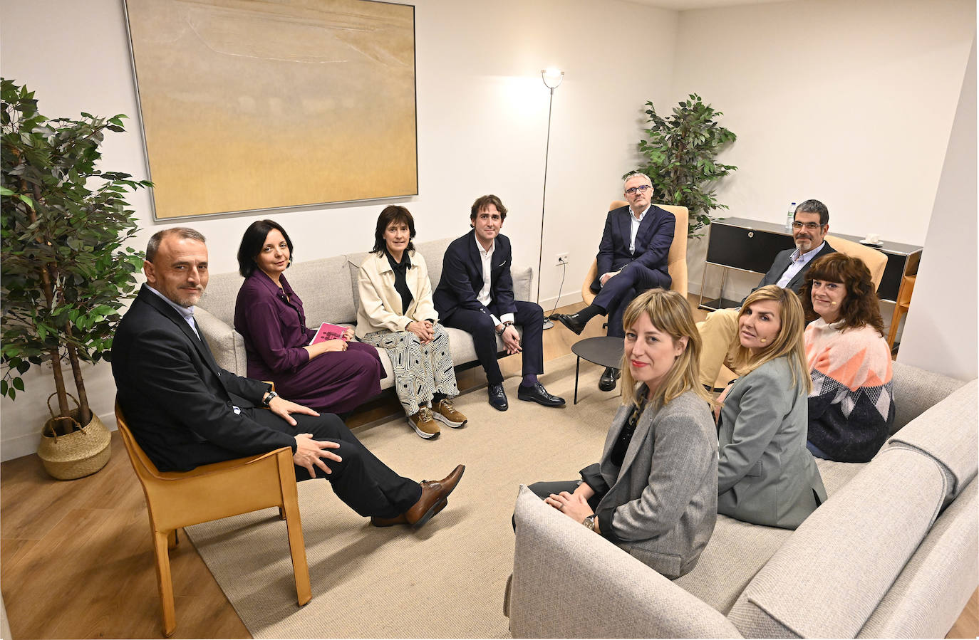 Las ponentes del Foro DV Gipuzkoa en Igualdad Azu Muguruza, Victoria Landa y Mercedes Bautista con los responsables de DV Juanma Velasco, David Taberna, Iñigo Barrenechea y Arantxa Aldaz, la moderadora del foro Verónica Melo y el alcalde de Donostia Eneko Goia.