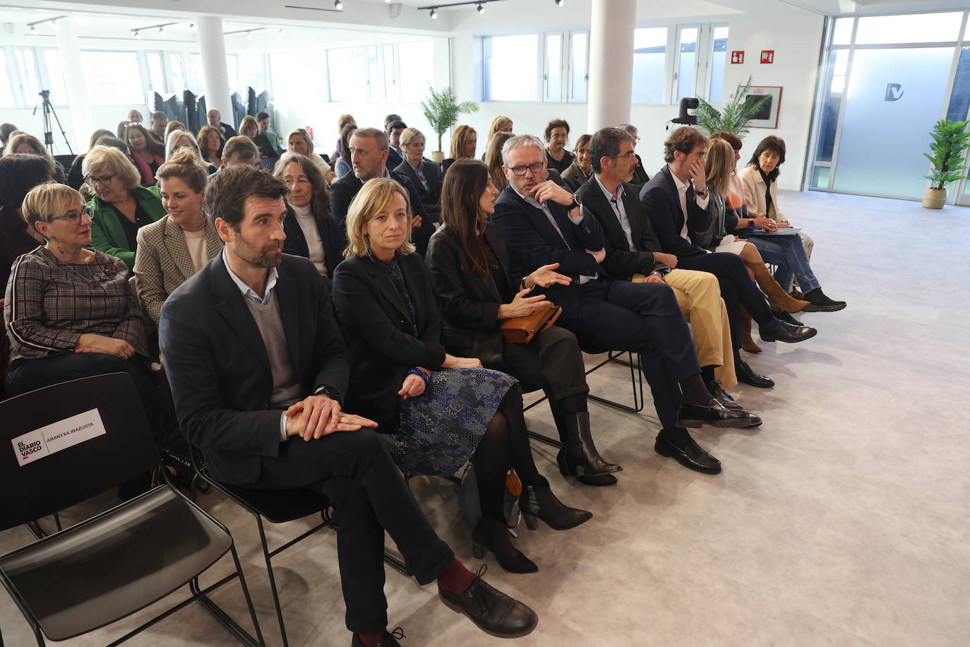 Jakes Agirrezabal, Eider Mendoza, Bakartxo Tejeria, Iñigo Barrenechea, Eneko Goia, David Taberna y las invitadas Mercedes Bautista, Victoria Landa y Azu Muguruza, antes de comenzar el Foro.