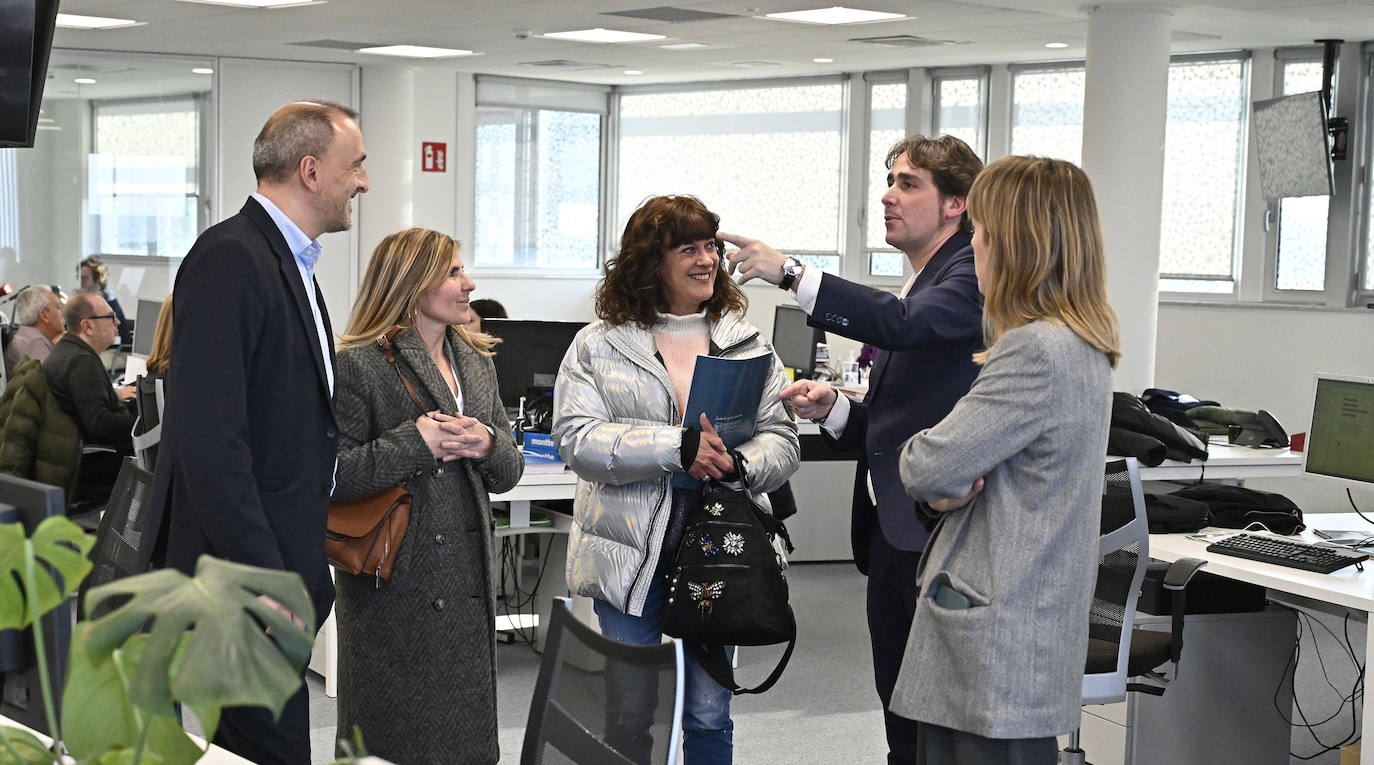 El director David Taberna explica a Bautista y Landa cómo se trabaja en la redacción, junto a Velasco y Aldaz.