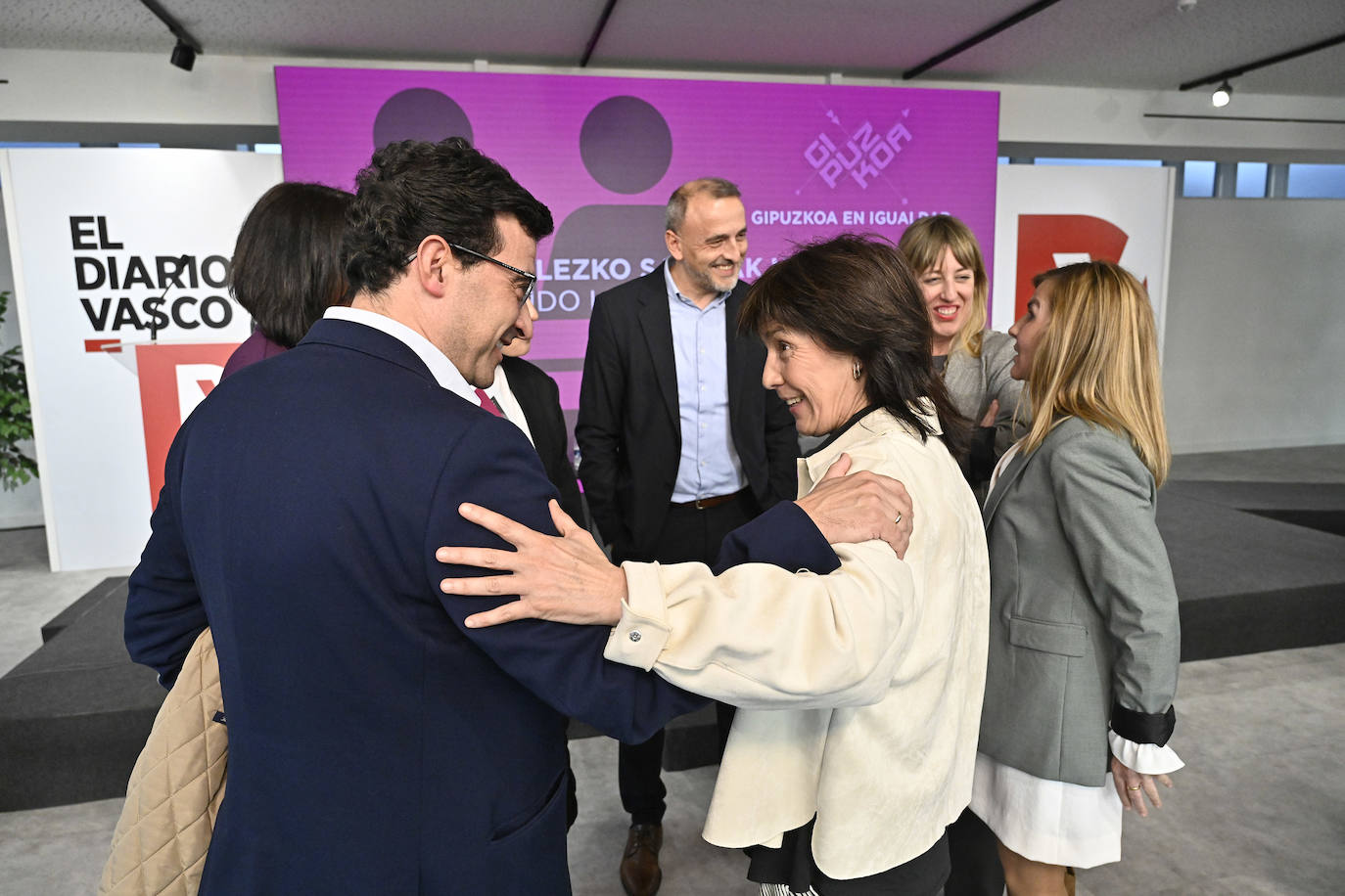 Paul Liceaga saluda a Azu Muguruza tras la charla.