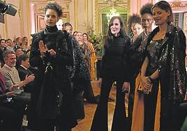 La diseñadora posó ante los medios gráficos junto a las modelos.