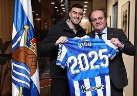 Diego Rico con Jokin Aperribay en el anuncio de renovación.