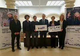 Euskadiko Lanbide Heziketako eta Eusko Jaurlaritzako ordezkariak proiektuaren aurkezpenean.
