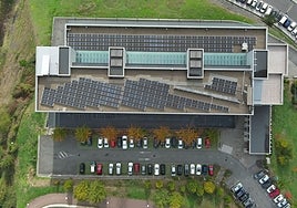 Vista aérea de las placas instaladas en la cubierta del edificio de Mondragon Unibertsitatea en Garaia.