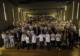 Hilario Arbelaitz posa con sus colegas y representantes institucionales en el BCC.
