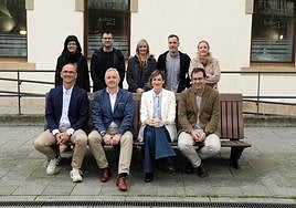 Yanoba Mariezkurrena, Javier Bikuña, Isabel Cortadi, Aitor Lizarza, Belén Balerdi, Jokin Díaz, Joseba Sagastigordia, María Ubarretxena e Iker Estensoro posan ante el Kultur Ate de Arrasate.