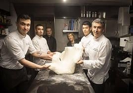 El equipo del Zelai Txiki donostiarra, con las manos en la masa en su restaurante, donde se come bien y se está muy a gusto.