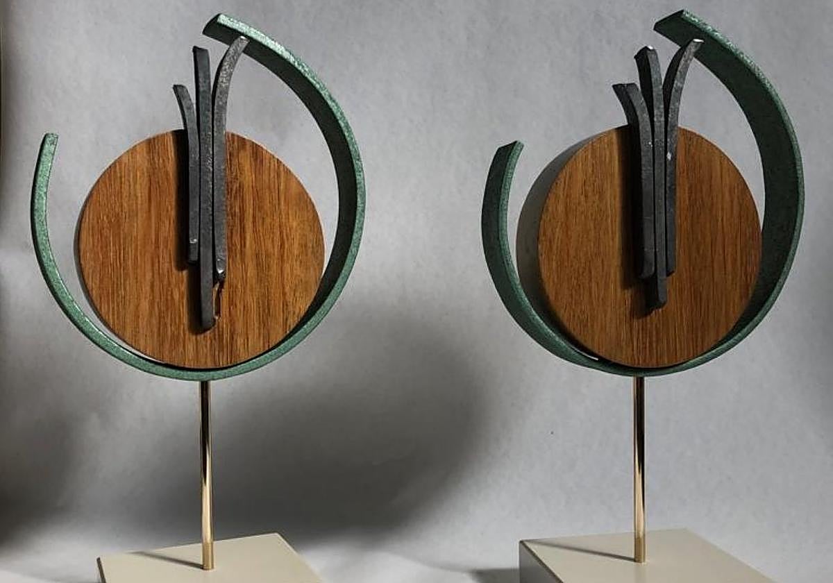 Los distintivos 'Gizarte Sariak' que se entregarán este viernes son obra de Juan Mari Burguera y Ricardo Mediavilla.