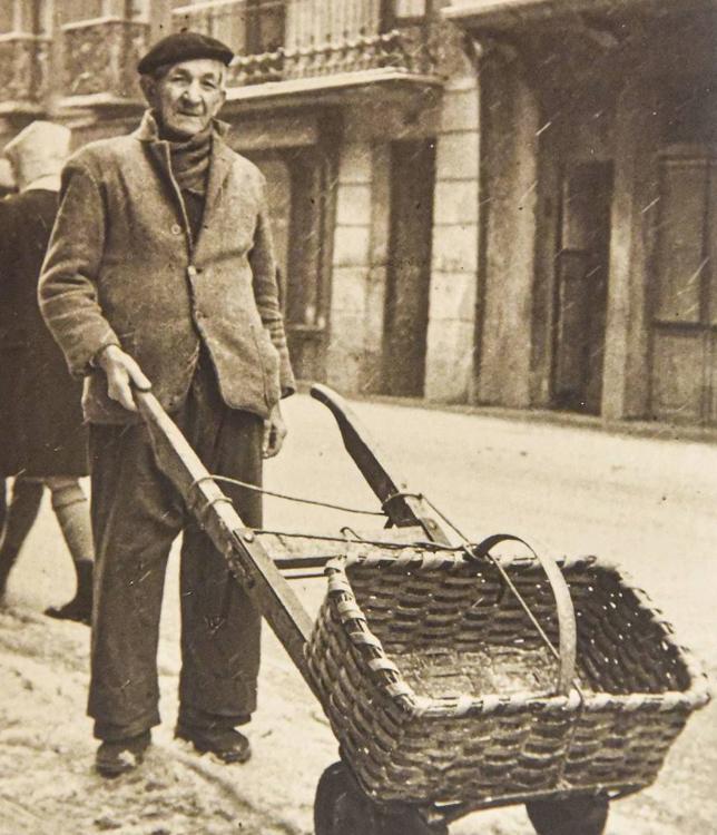 Domingo, recadista en Tolosa, con su carretilla. Dirigió una propiedad de 'Transportes Múgica', y llevaba personas y mercancías de Tolosa a Betelu, y viceversa.