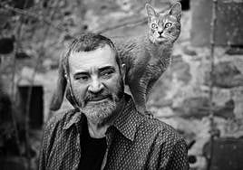 El escritor y fotógrafo barcelonés Jordi Esteva, con su gata Miko.
