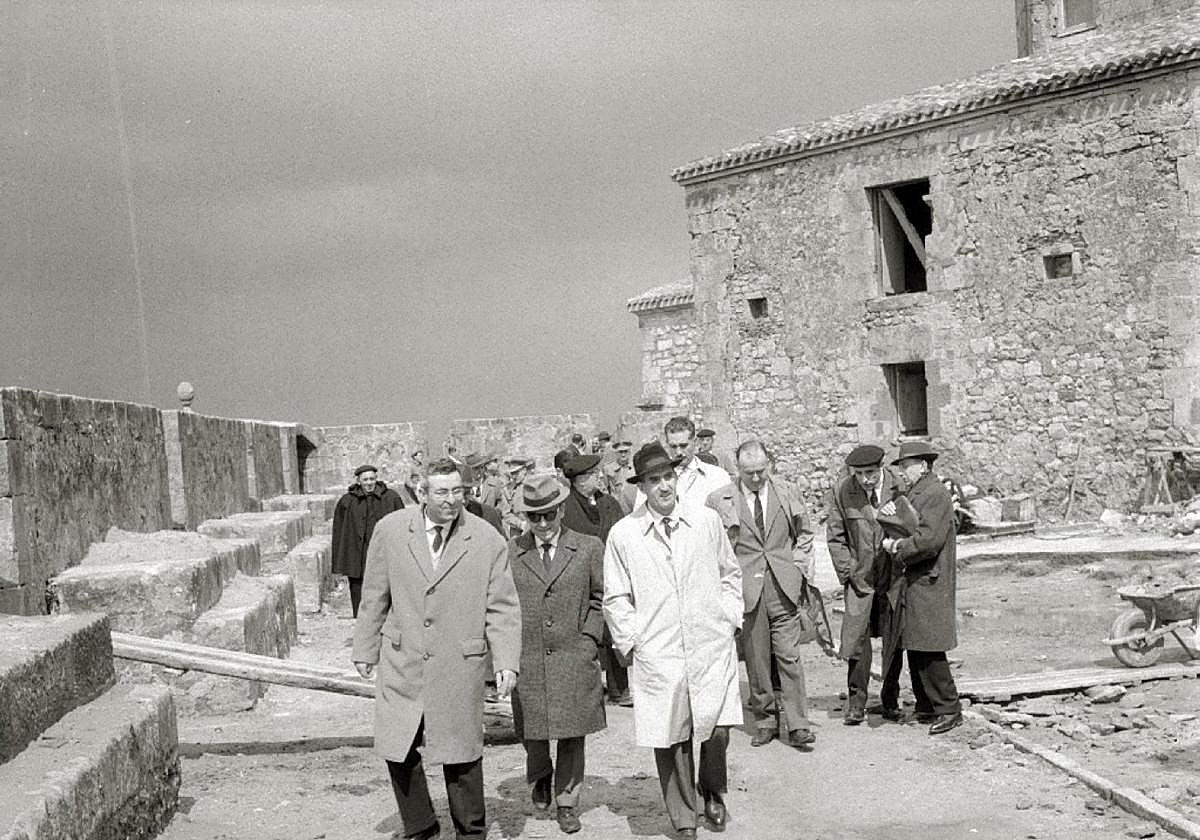 Autoridades visitando la rehabilitación del castillo hace sesenta años.