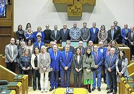 Tomás Caballero, Bakartxo Tejeria y Nerea Melgosa, ayer en el Parlamento Vasco junto al resto de asistentes a la recepción a las víctimas.