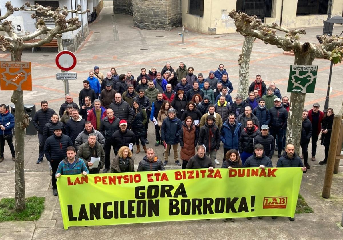 Los representantes de LAB en la plaza de Legorreta tras su reunión.