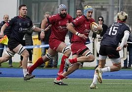 Un jugador del Ampo Ordizia corre con el oval en sus manos en busca de realizar un ensayo.