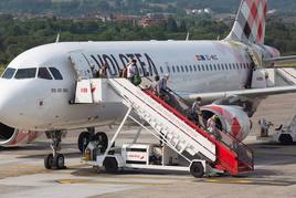 Un avión de la compañía Volotea en el aeropuerto de Hondarribia