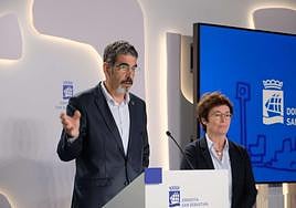 El alcalde Eneko Goia en una rueda de prensa junto a la concejala de Urbanismo Sostenible, Nekane Arzallus.