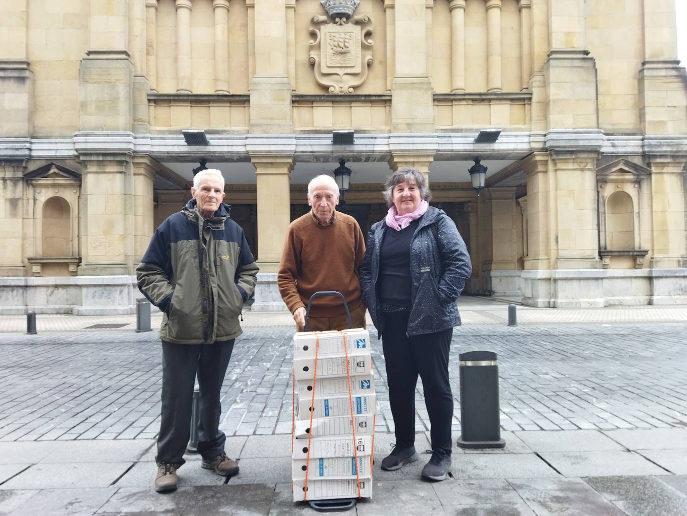 Tres miembros de la Asociación de Vecinos de Ulia este viernes con los firmas y alegaciones presentadas al Ayuntamiento.