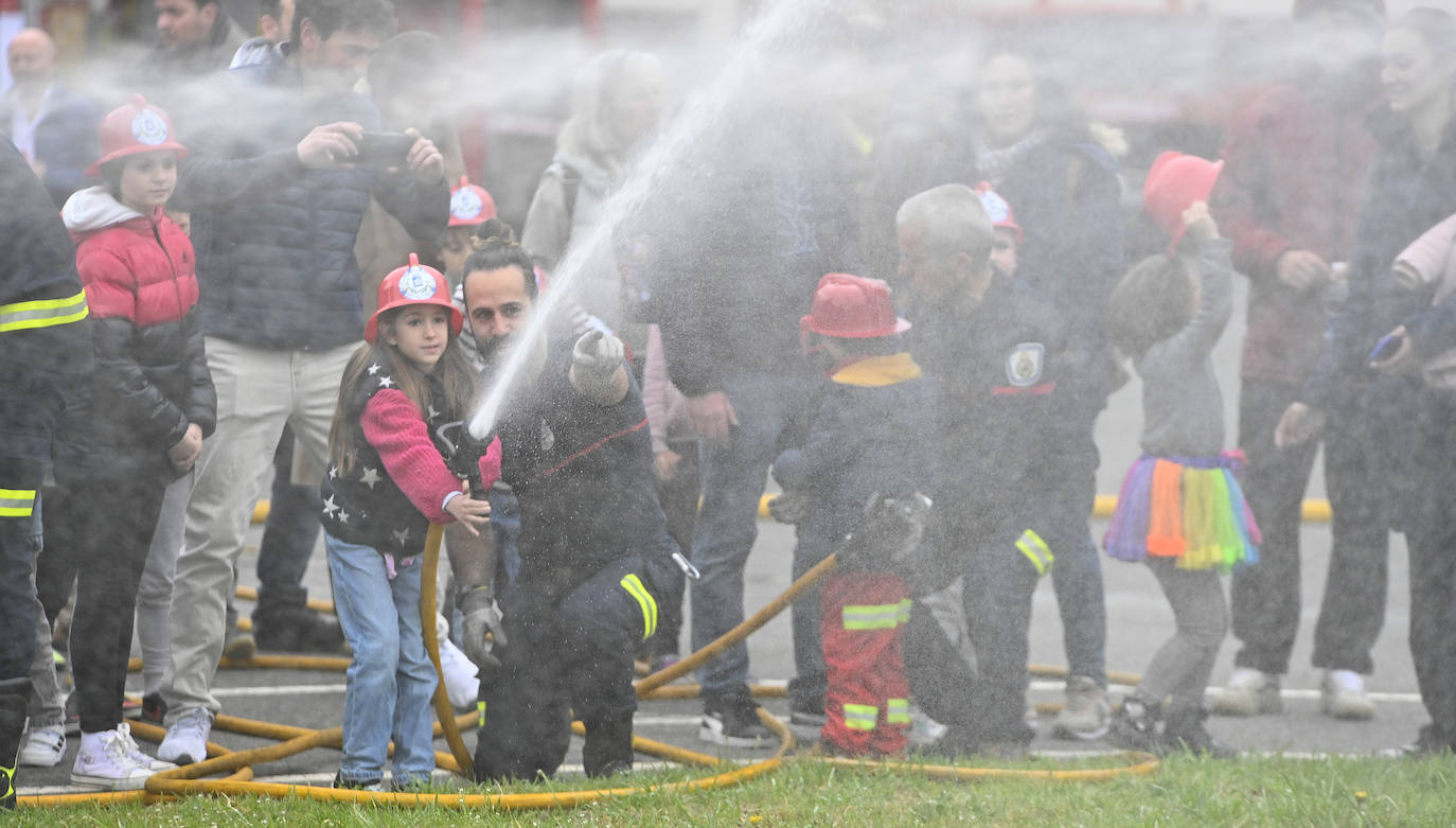 Las mejores imágenes de la jornada de puertas abiertas en el parque de bomberos