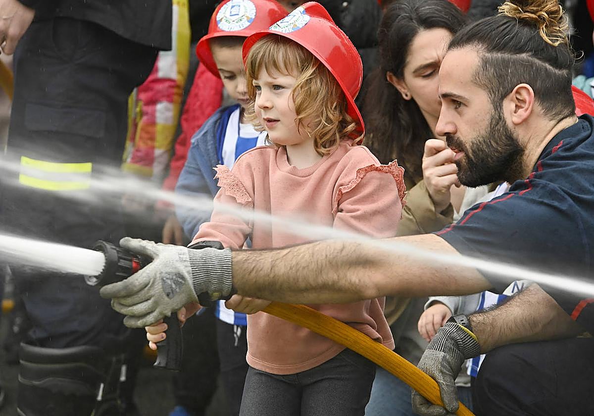 Las mejores imágenes de la jornada de puertas abiertas en el parque de bomberos