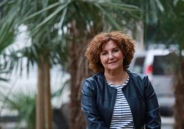 Pilar Garrido, en la Avenida de Navarra de San Sebastián, junto a la sede de Podemos.