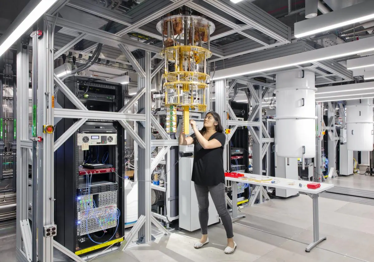 Una científica de IBM trabaja en el montaje del superordenador cuántico IBM Quantum System One como el que se instalará en San Sebastián a finales de 2024.