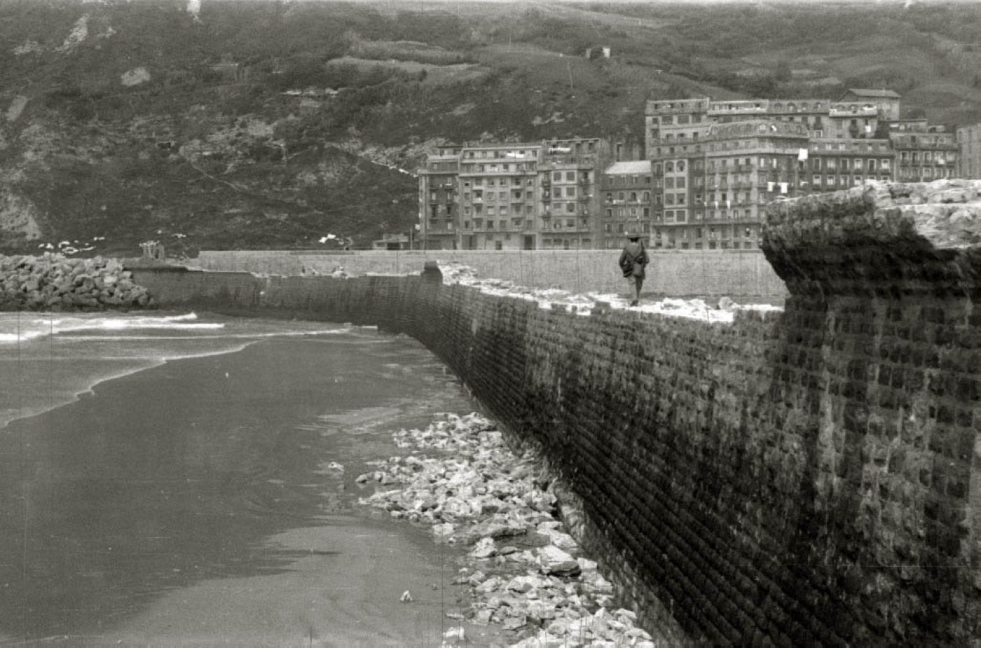 Década de los 40: Muro de costa en la Zurriola.