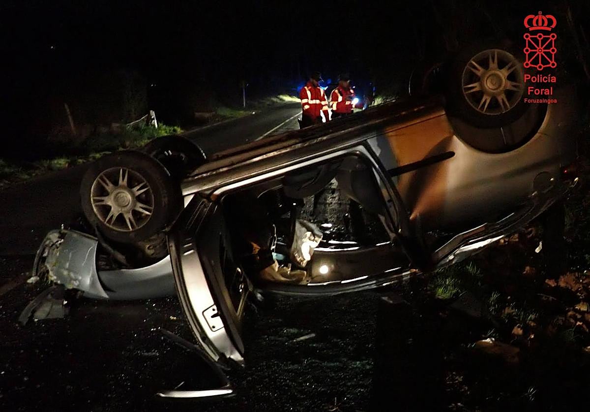 Estado en el que quedó el automóvil tras la salida de vía y posterior vuelco.