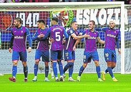 Jon Bautista es felicitado por sus comañeros tras el gol marcado al Burgos.