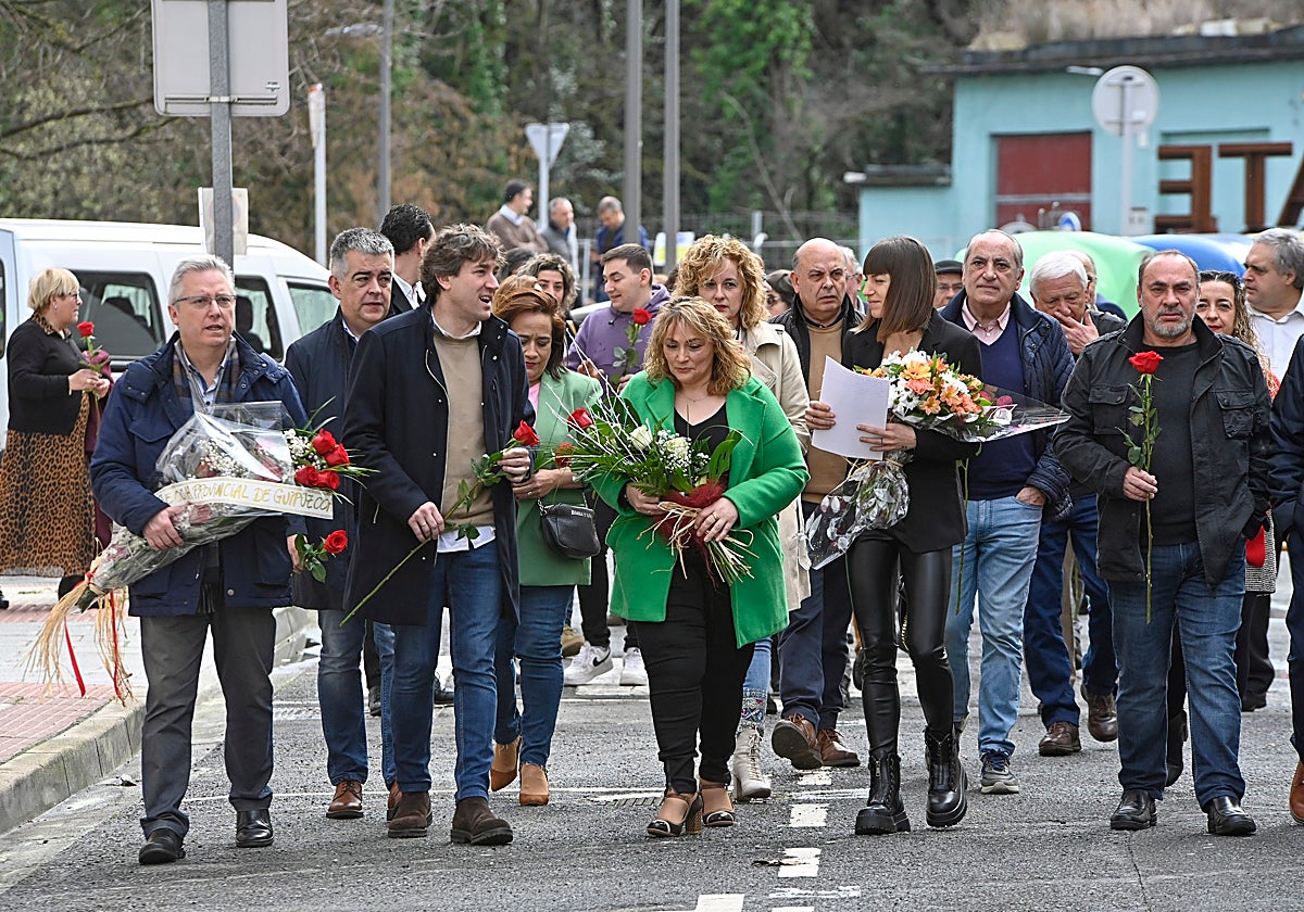 José Ignacio Asensio y Eneko Andueza, junto a la viuda de Isaías Carrasco y su hijos Sandra y Adei (al fondo), a la llegada al homenaje en Arrasate.