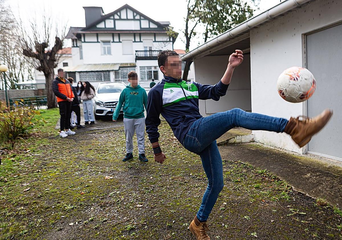 La casa cuenta con un jardín y una zona deportiva donde los residentes pueden jugar y hacer deporte.