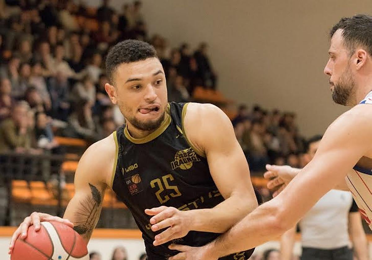 Edwards ataca a Edu Gatell, ayer en el polideportivo de Azpeitia.