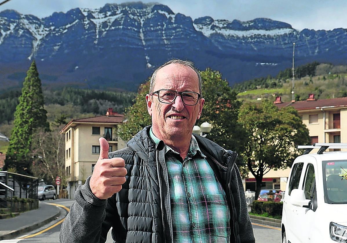 Alberto Aierbe posa con la cima de Aizkorri blanqueada por la última nevada a su espalda.