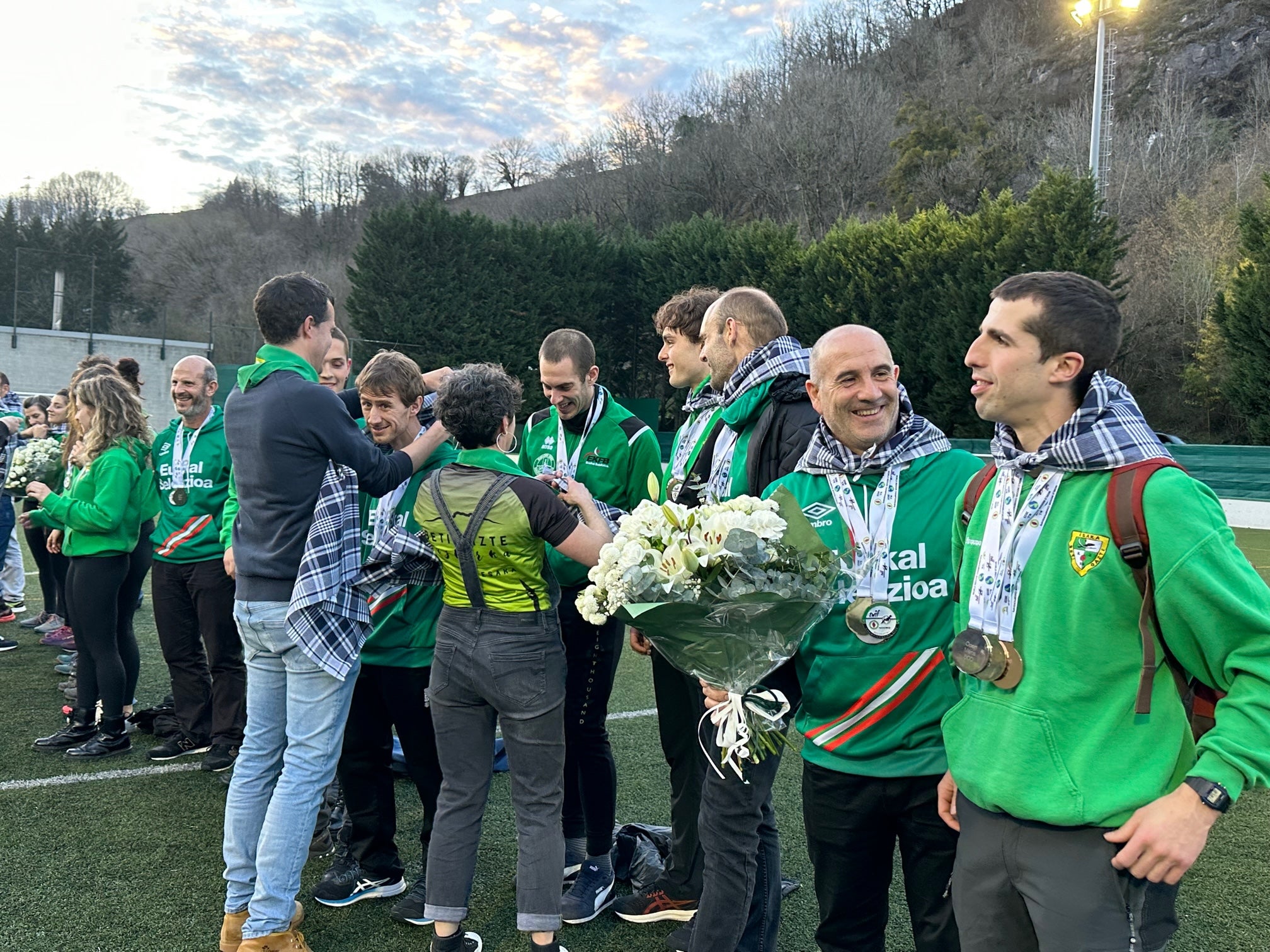 Recibimiento al Beti Gazte de sokatira en Lesaka