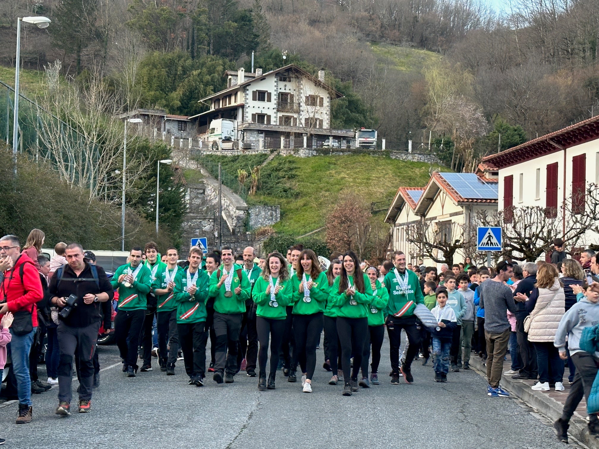 Recibimiento al Beti Gazte de sokatira en Lesaka