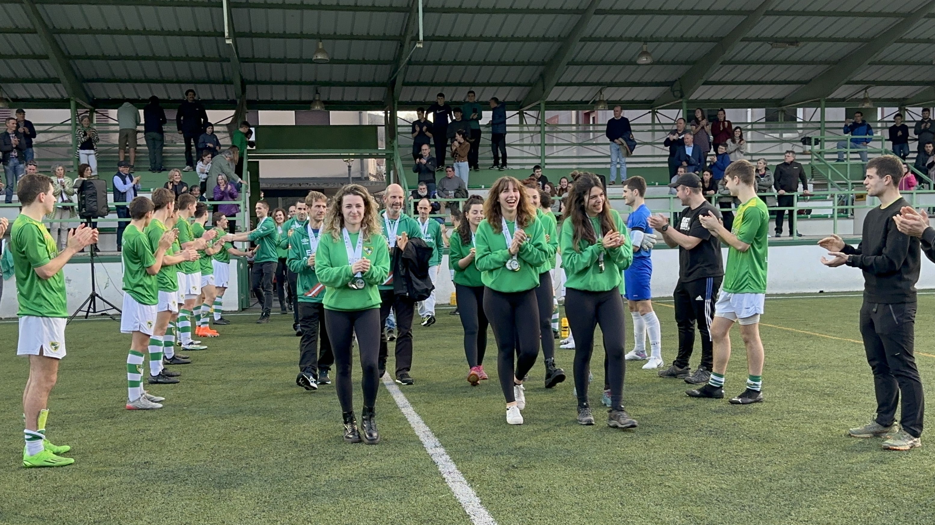 Recibimiento al Beti Gazte de sokatira en Lesaka