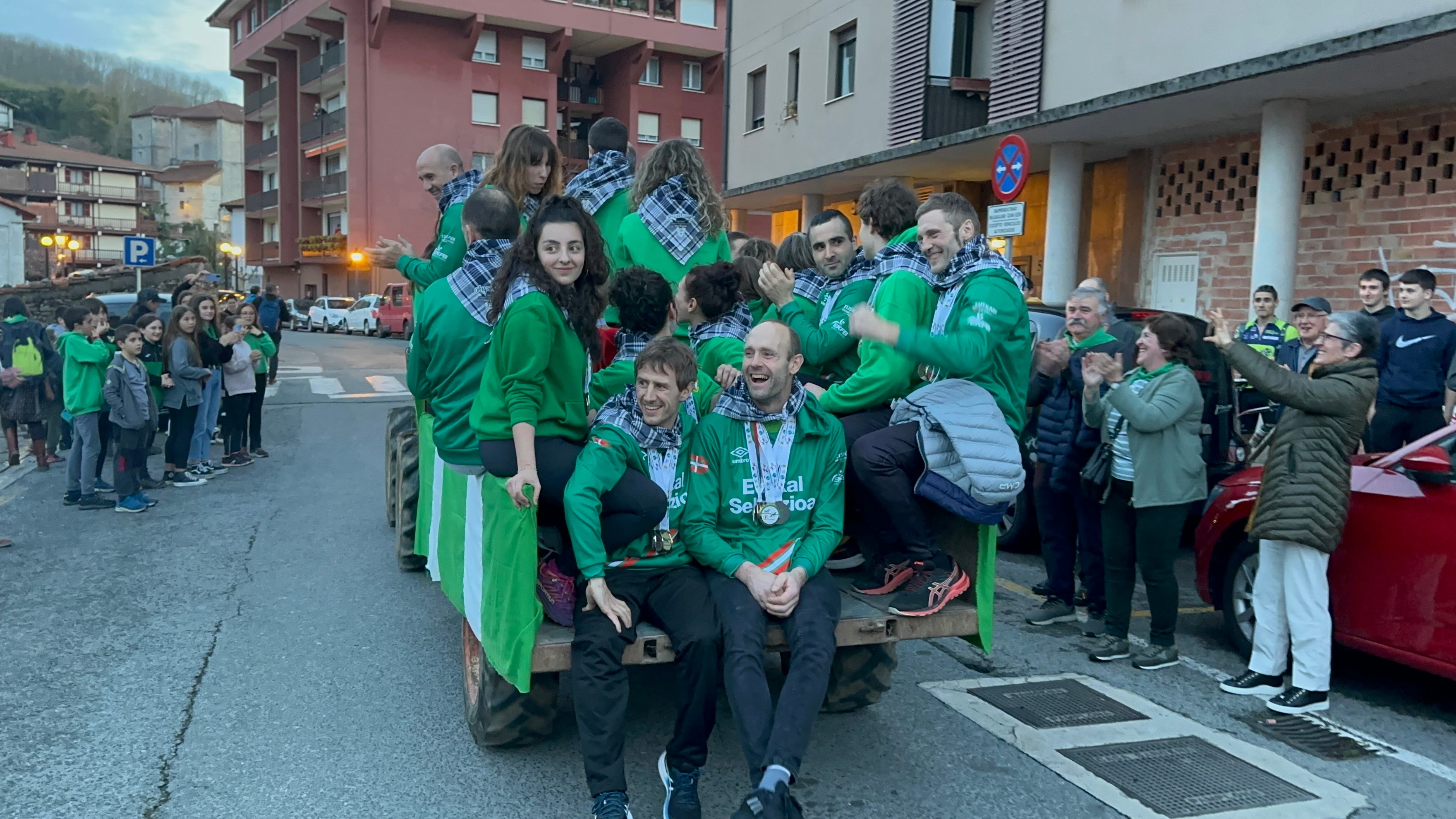 Recibimiento al Beti Gazte de sokatira en Lesaka