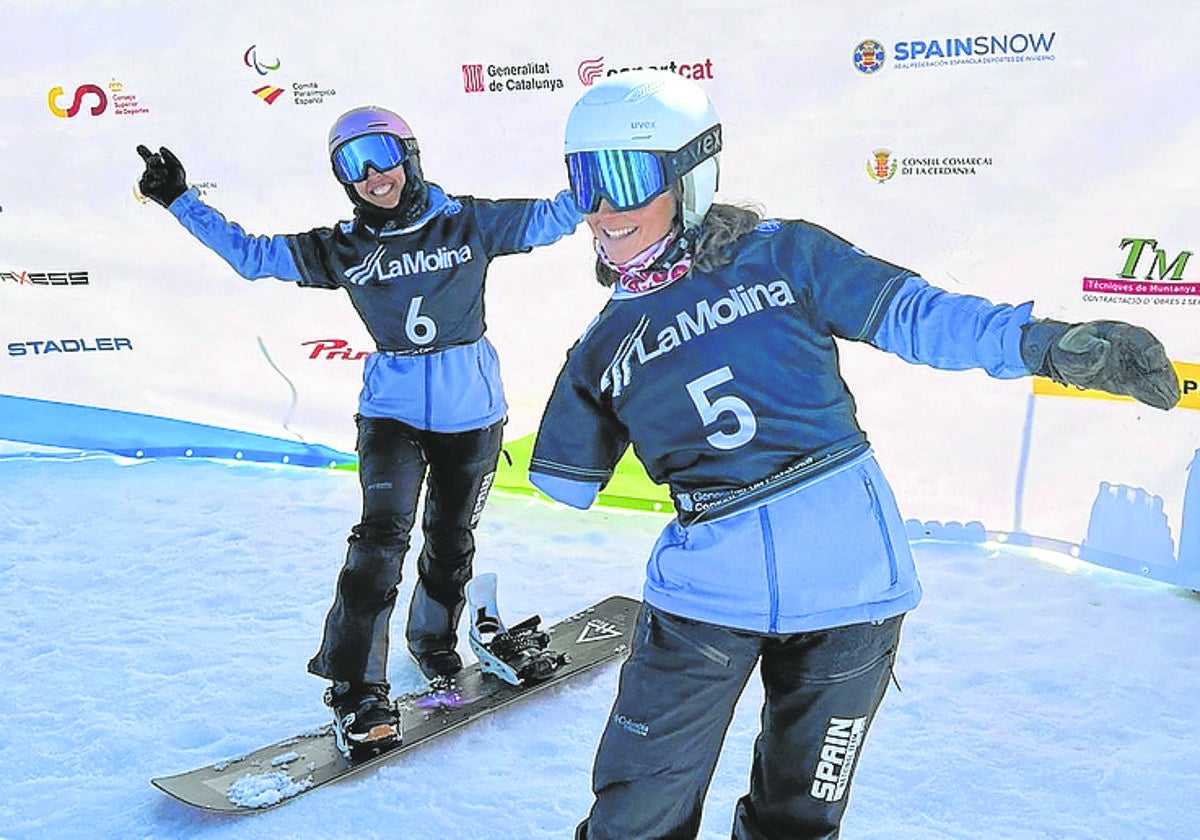 Irati Idiakez y Raquel Martínez posan felices tras la prueba.