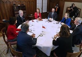 El lehendakari y los presidentes de Cantabria, Asturias y Galicia, junto a sus consejeras de presidencia.