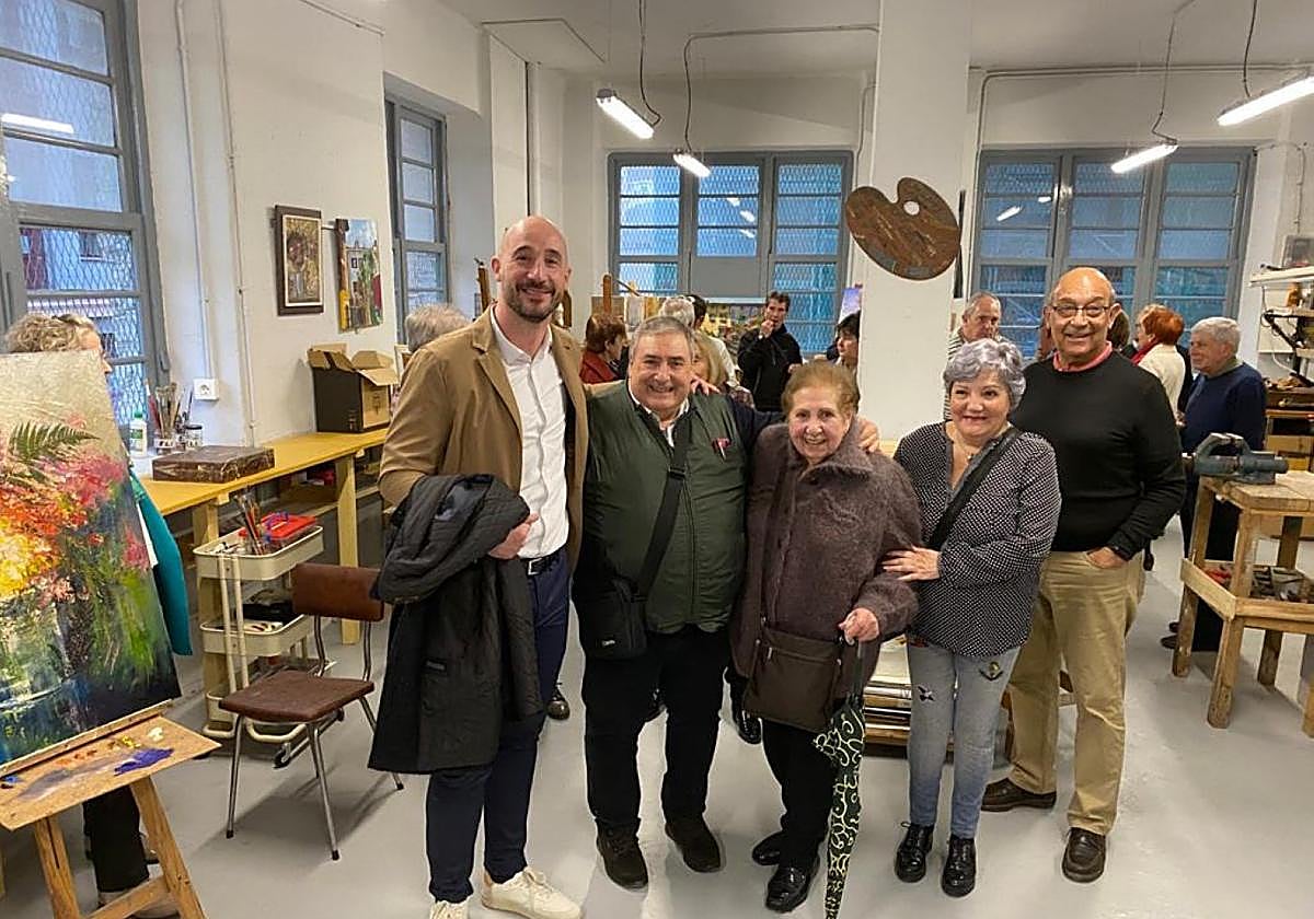 Responsables municipales y de la asociación artística han participado en la reinauguración del reformado local de la Asociación Artística de Eibar.