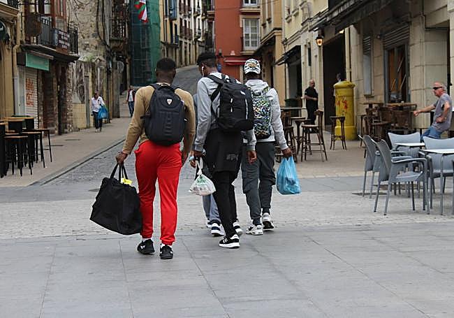 Migrantes a su paso por Irun esta misma semana.