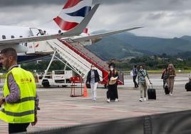 Pasajeros desembarcan de un avión en el aeropuerto de Hondarribia.