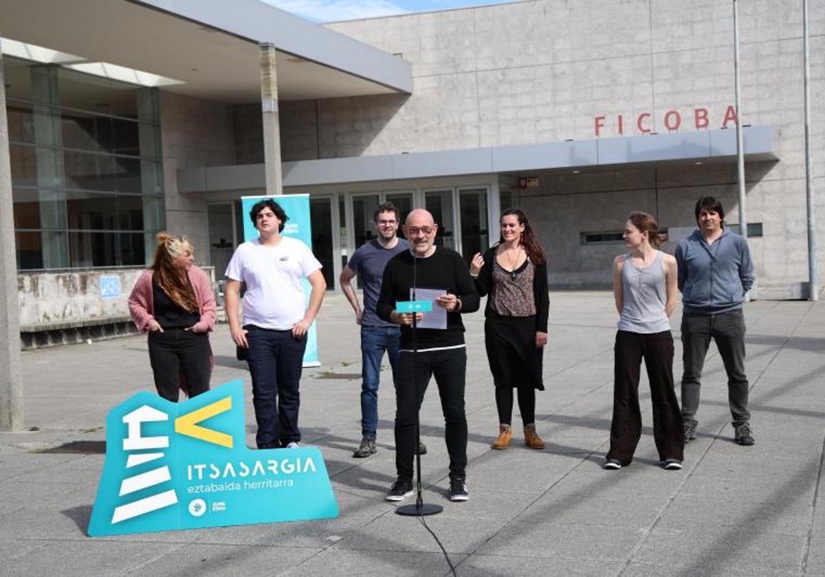 Josu Etxaburu, portavoz de la plataforma, en la preentación del Encuentro Internacional.